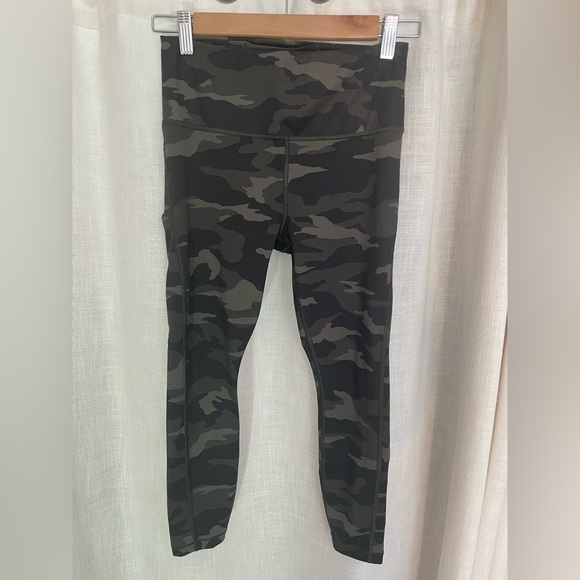 Athleta Ultimate 7/8 Tights/Leggings‎ XS, Camouflage, EUC - Picture 1 of 8